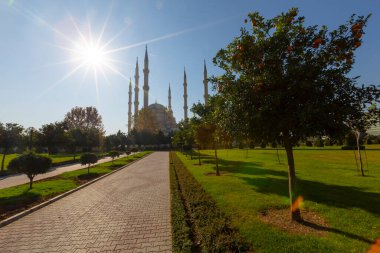 Central Park, Seyhan Nehri 'nin her iki kıyısına da 50 hektarlık bir alan inşa edilmiş bir şehir parkı..