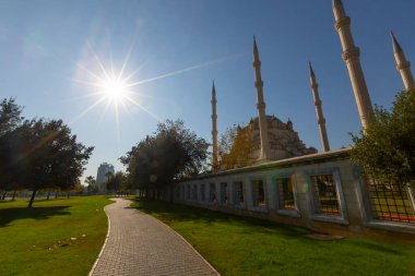 Central Park, Seyhan Nehri 'nin her iki kıyısına da 50 hektarlık bir alan inşa edilmiş bir şehir parkı..