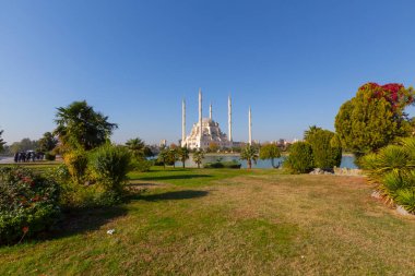 Central Park, Seyhan Nehri 'nin her iki kıyısına da 50 hektarlık bir alan inşa edilmiş bir şehir parkı..