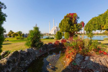 Central Park, Seyhan Nehri 'nin her iki kıyısına da 50 hektarlık bir alan inşa edilmiş bir şehir parkı..