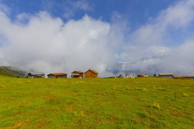 Amlhemin Bölgesi 'nden 15 kilometre uzakta bulunan plato, eşsiz mimarisiyle ilginçtir..