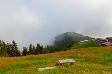 Amlhemin Bölgesi 'nden 15 kilometre uzakta bulunan plato, eşsiz mimarisiyle ilginçtir..