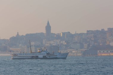 İstanbul 'un yeni ve eski tarihi feribotları bu güzel manzarayla birlikte ilerliyor