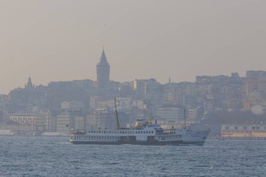 İstanbul 'un yeni ve eski tarihi feribotları bu güzel manzarayla birlikte ilerliyor