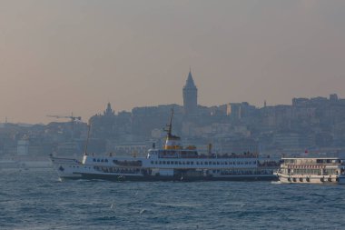 İstanbul 'un yeni ve eski tarihi feribotları bu güzel manzarayla birlikte ilerliyor