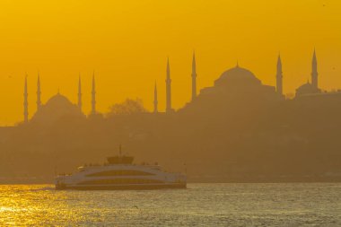 İstanbul 'un yeni ve eski tarihi feribotları bu güzel manzarayla birlikte ilerliyor