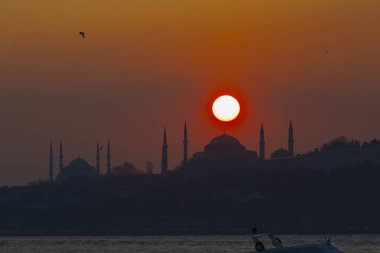 İstanbul 'un yeni ve eski tarihi feribotları bu güzel manzarayla birlikte ilerliyor