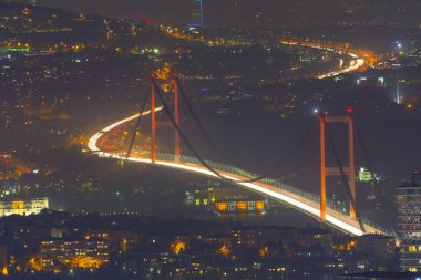 İstanbul 'un gökdelenleri ve Boğaz manzarası gece