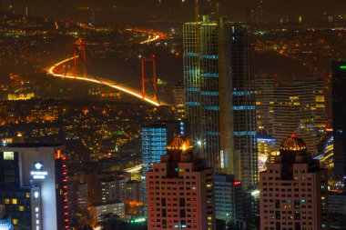 İstanbul 'un gökdelenleri ve Boğaz manzarası gece