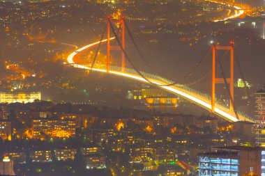 İstanbul 'un gökdelenleri ve Boğaz manzarası gece
