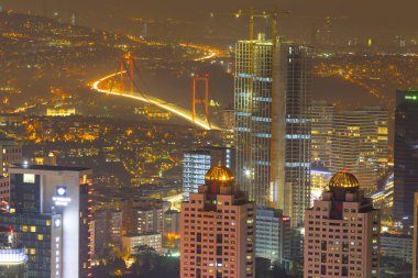 İstanbul 'un gökdelenleri ve Boğaz manzarası gece