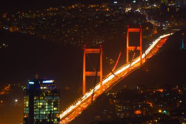 İstanbul 'un gökdelenleri ve Boğaz manzarası gece