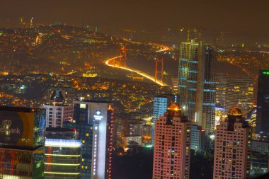 İstanbul 'un gökdelenleri ve Boğaz manzarası gece
