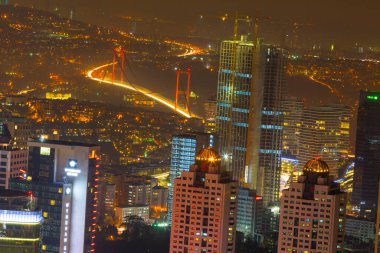 İstanbul 'un gökdelenleri ve Boğaz manzarası gece