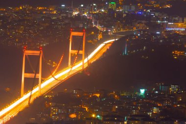 İstanbul 'un gökdelenleri ve Boğaz manzarası gece