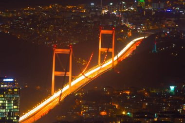 İstanbul 'un gökdelenleri ve Boğaz manzarası gece