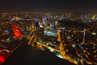 İstanbul 'un gökdelenleri ve Boğaz manzarası gece
