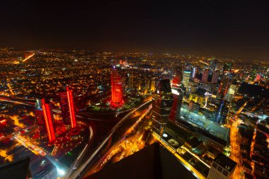 İstanbul 'un gökdelenleri ve Boğaz manzarası gece