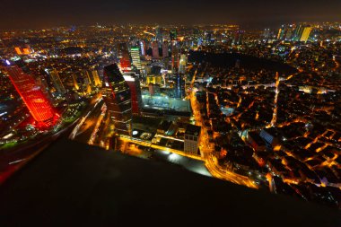 İstanbul 'un gökdelenleri ve Boğaz manzarası gece