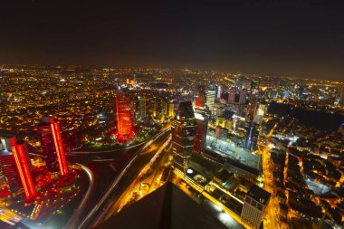 İstanbul 'un gökdelenleri ve Boğaz manzarası gece