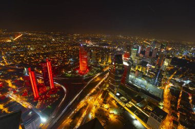 İstanbul 'un gökdelenleri ve Boğaz manzarası gece