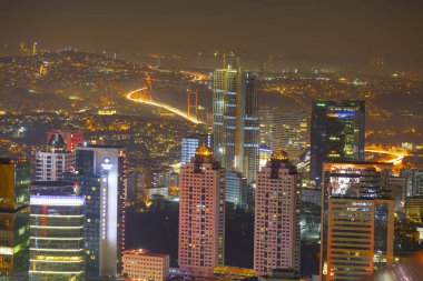İstanbul 'un gökdelenleri ve Boğaz manzarası gece