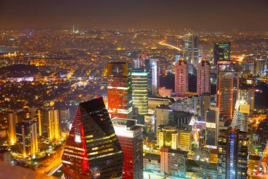 İstanbul 'un gökdelenleri ve Boğaz manzarası gece