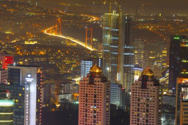 İstanbul 'un gökdelenleri ve Boğaz manzarası gece
