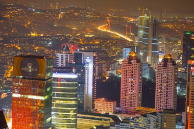 İstanbul 'un gökdelenleri ve Boğaz manzarası gece