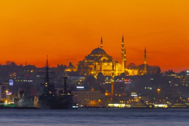İstanbul 'un gökdelenleri ve Boğaz manzarası gece