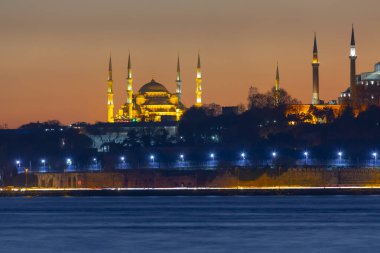İstanbul 'un gökdelenleri ve Boğaz manzarası gece