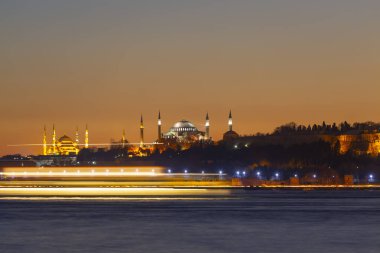 İstanbul 'un gökdelenleri ve Boğaz manzarası gece