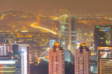 İstanbul 'un gökdelenleri ve Boğaz manzarası gece