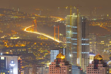 İstanbul 'un gökdelenleri ve Boğaz manzarası gece
