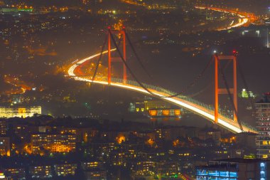 İstanbul 'un gökdelenleri ve Boğaz manzarası gece