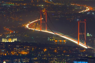 İstanbul 'un gökdelenleri ve Boğaz manzarası gece
