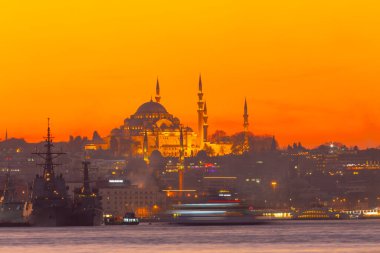 İstanbul 'un gökdelenleri ve Boğaz manzarası gece
