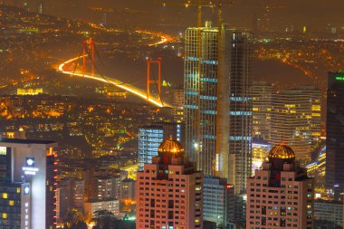 İstanbul 'un gökdelenleri ve Boğaz manzarası gece