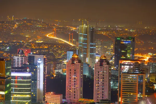 İstanbul 'un gökdelenleri ve Boğaz manzarası gece