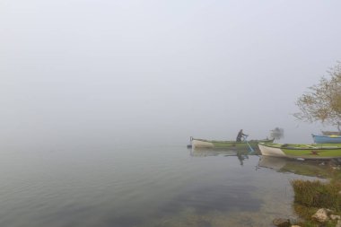 Glyaz, Bursa 'nın en zengin antik yerleşim yerlerinden biridir. Derin bir yarımadada kurulmuş olan Glyaz 'ın tarihi M.Ö. 6. yüzyıla dayanıyor..