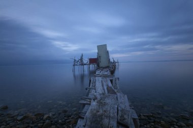 Denizin ortasında bulunan balık barınakları.
