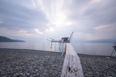 Denizin ortasında bulunan balık barınakları.