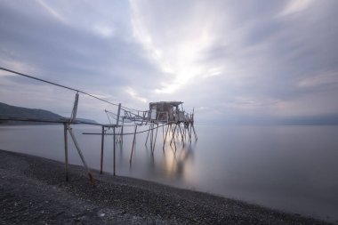 Denizin ortasında bulunan balık barınakları.