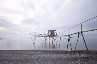 Denizin ortasında bulunan balık barınakları.