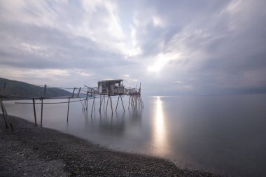 Denizin ortasında bulunan balık barınakları.