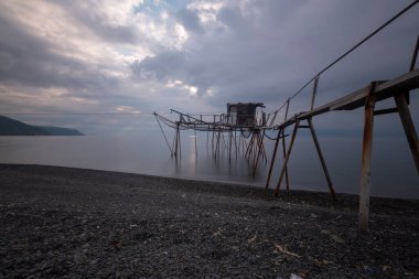 Denizin ortasında bulunan balık barınakları.