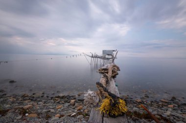 Denizin ortasında bulunan balık barınakları.