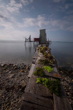 Denizin ortasında bulunan balık barınakları.