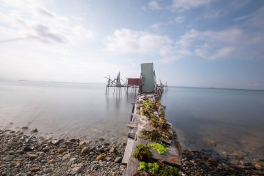 Denizin ortasında bulunan balık barınakları.