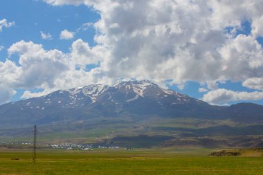 Ararat Dağı ve yol manzarası